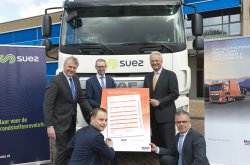 Stotisící smlouvu podepsali zástupci společnosti SUEZ Recycling and Recovery